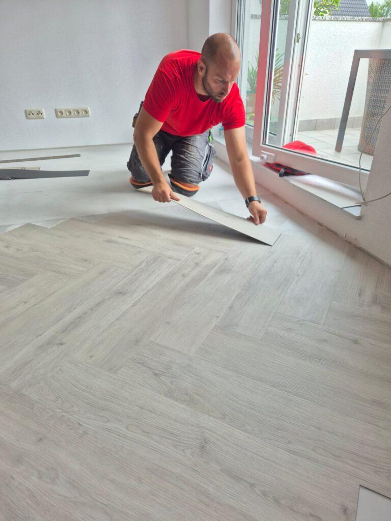 Verlegung von Vinyldesignbelag im Fischgrätmuster