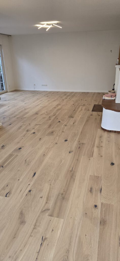 Raumansicht mit Parkettboden