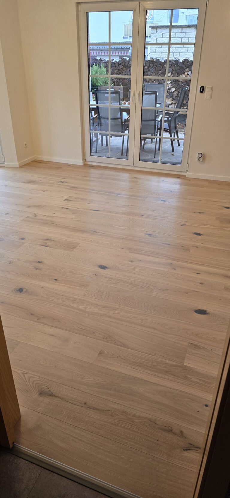 Ausblick ins Wohnzimmer auf Parkett Eiche Creme gebürstet