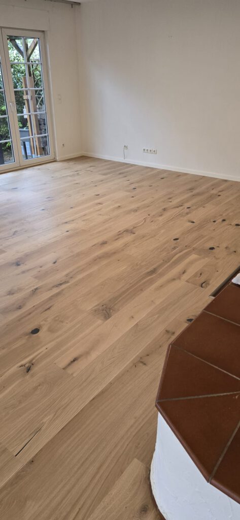 Ansicht des Parkett-Bodens mit Kamin