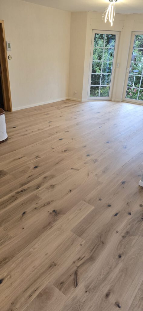 Raumansicht mit Parkettboden